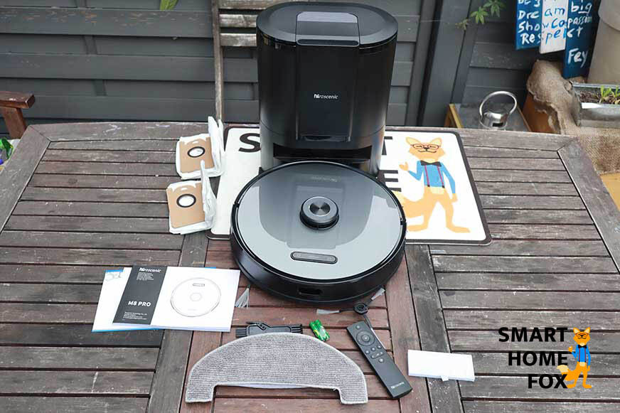 Der komplette Lieferumfang des Proscenic M8 PRO steht auf dem Boden